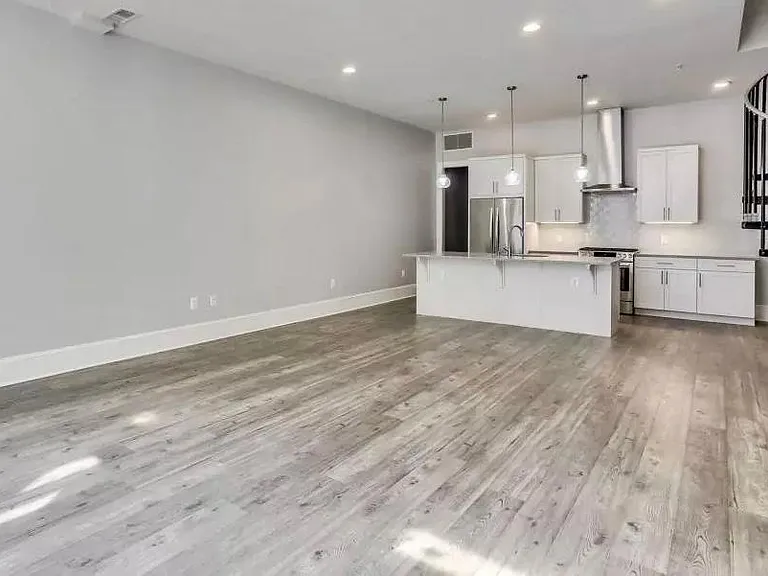 1385 H St NE — Photo 3