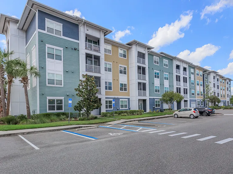 Sola South Lux Apartments — Photo 37