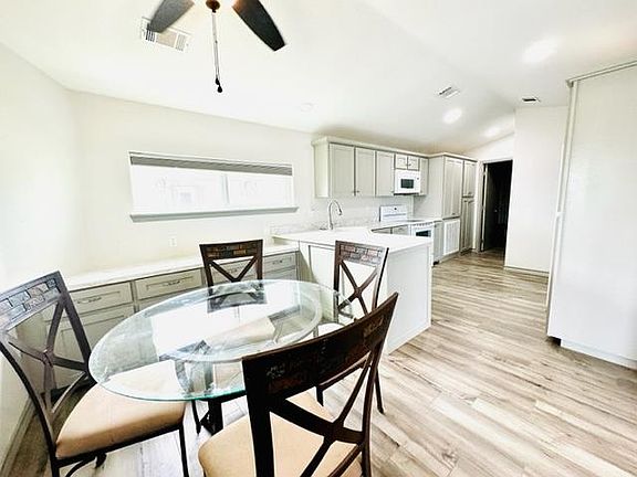 5th image of 837 W Oyster Dr