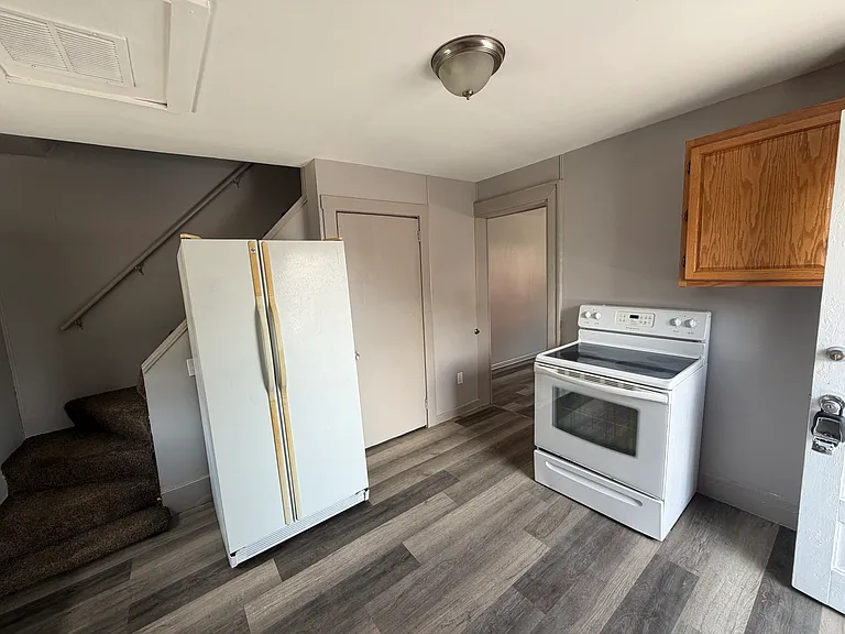 909 Clay St — Photo 2