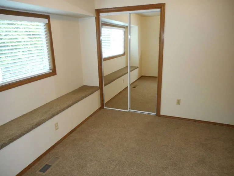 2377 Edgehill Ct S — Photo 14