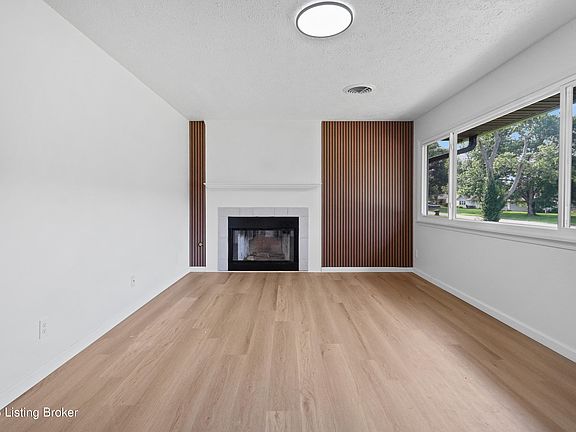 4th image of 302 Marian Dr