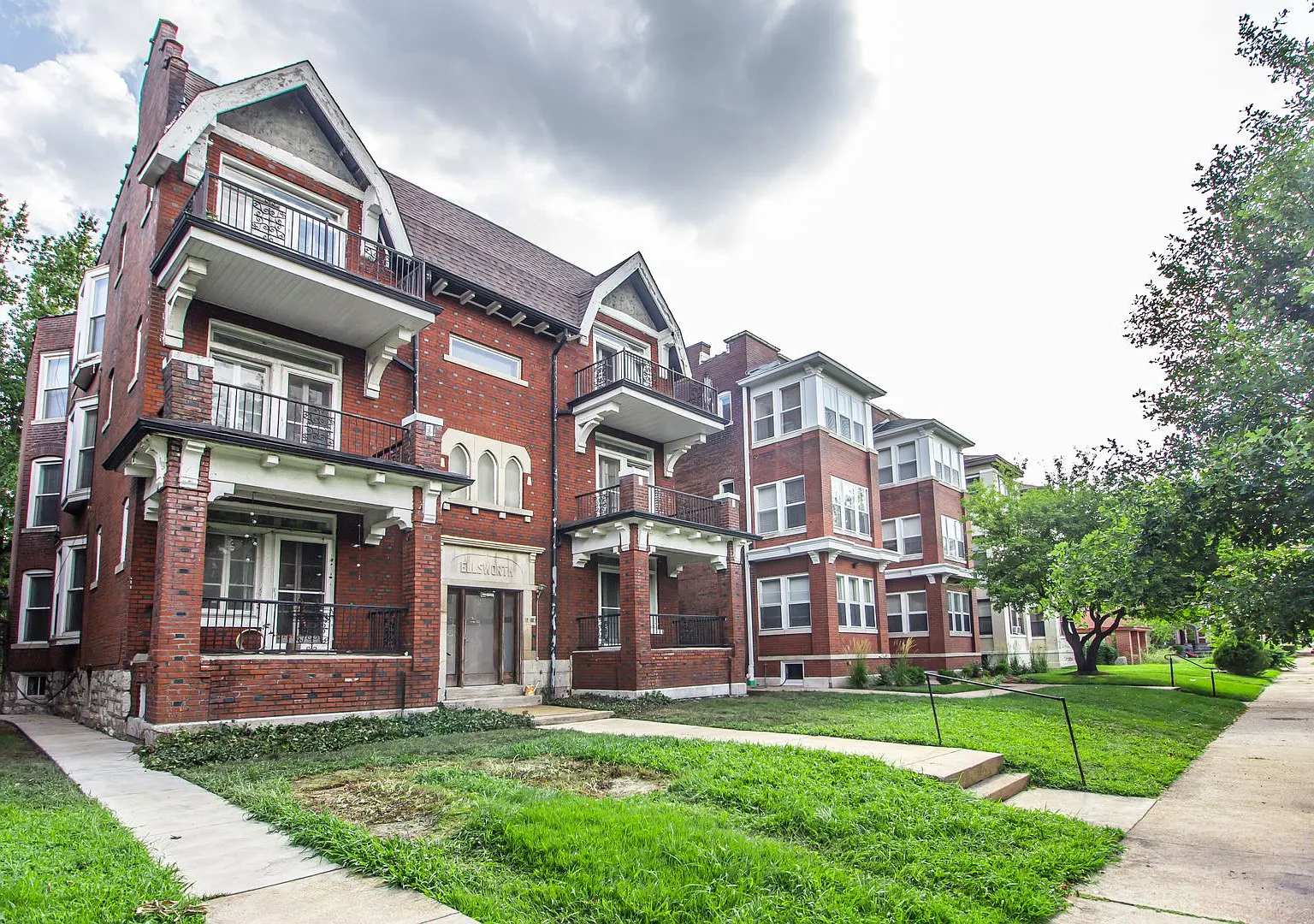2 bd recently rehabbed, walk to main campus at Wash U. — Photo 3