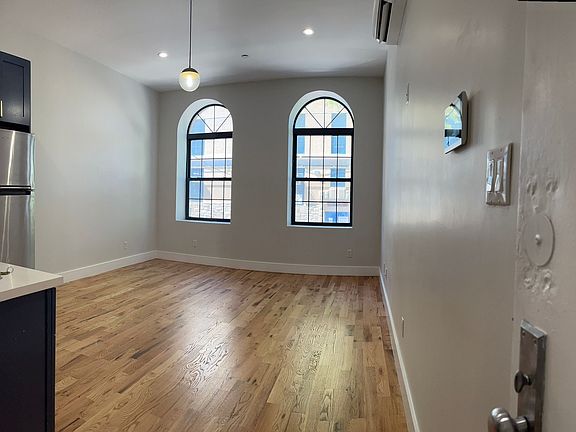 4th image of 1040 Ward Ave Floor 2
