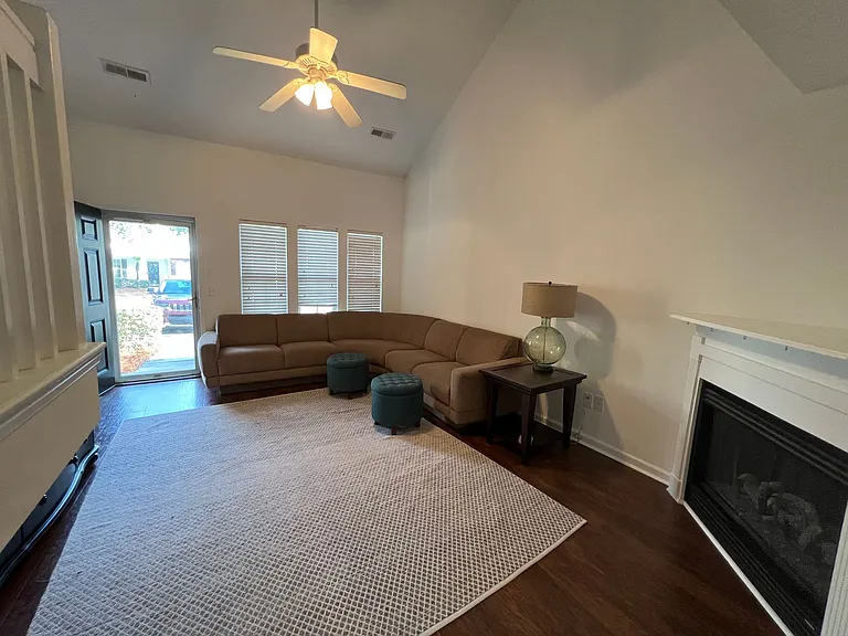 555 Tayrn Dr — Photo 3