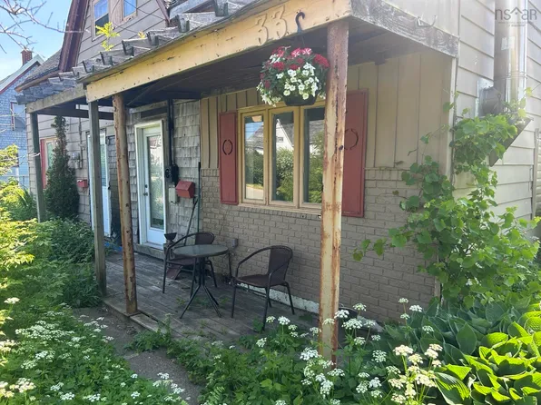 33 Foundry St, Glace Bay, NS B1A 2X2