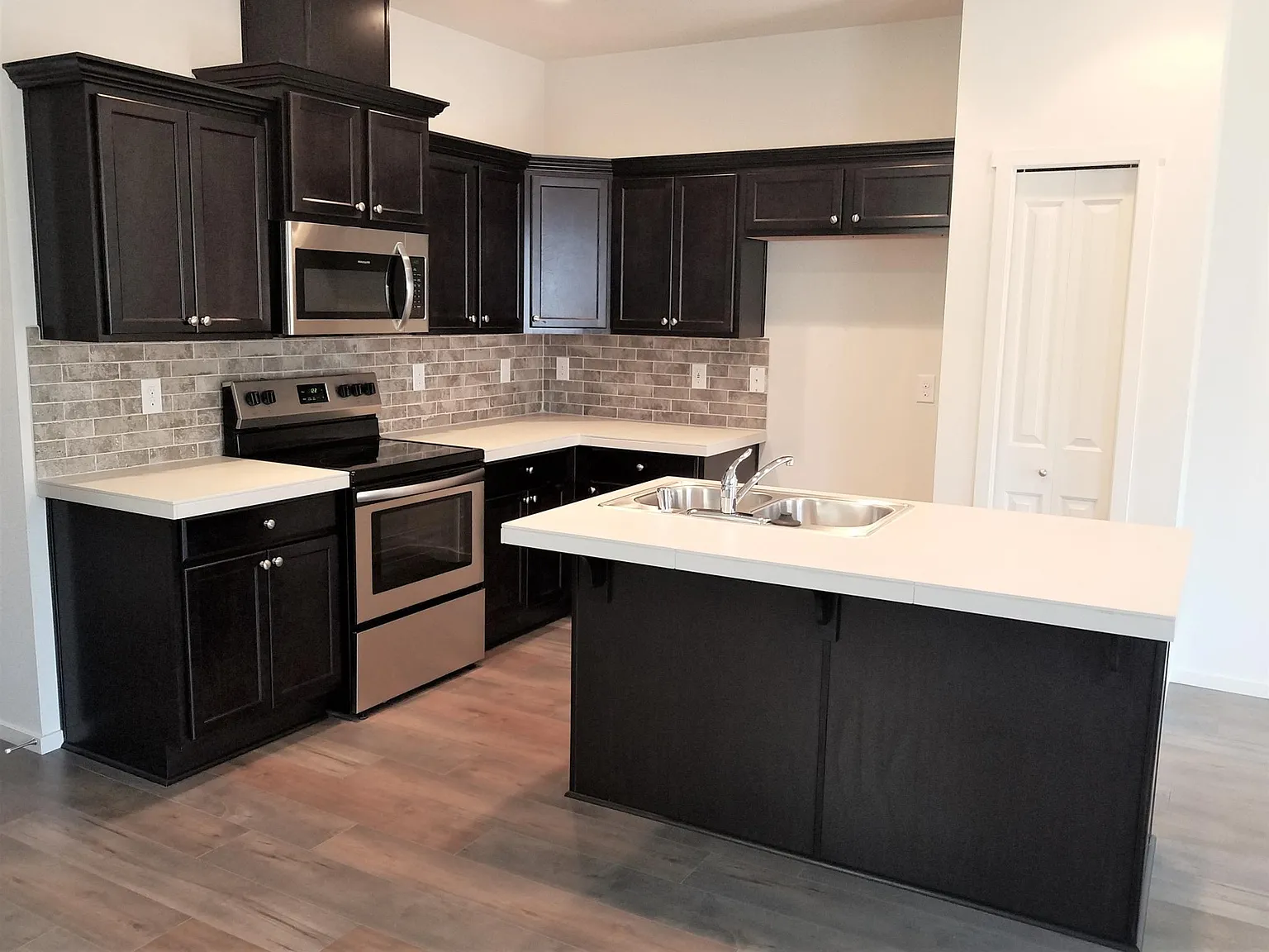 4 bed, 2.5 bath, 1812 sqft, $2,650 — Photo 2