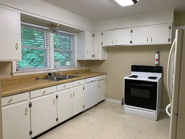 3 bed, 1.0 bath, 1275 sqft, $1,450 — Photo 3