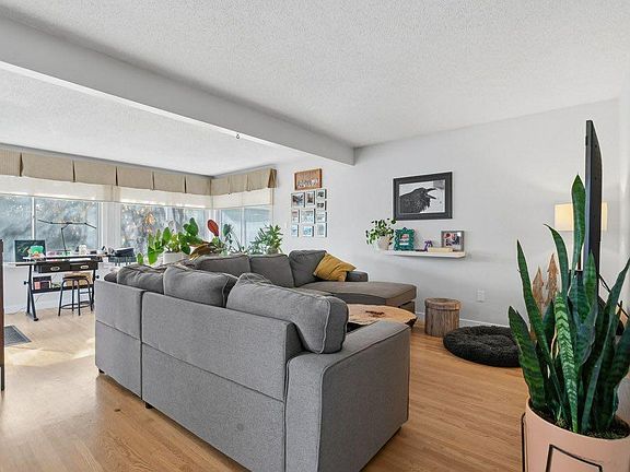 4th image of 3239 N Kenmare Cres SW