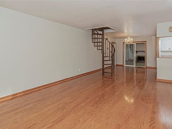 3rd image of 597 Willow Dr