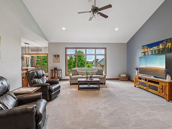 2nd image of 1405 Emerald Ct