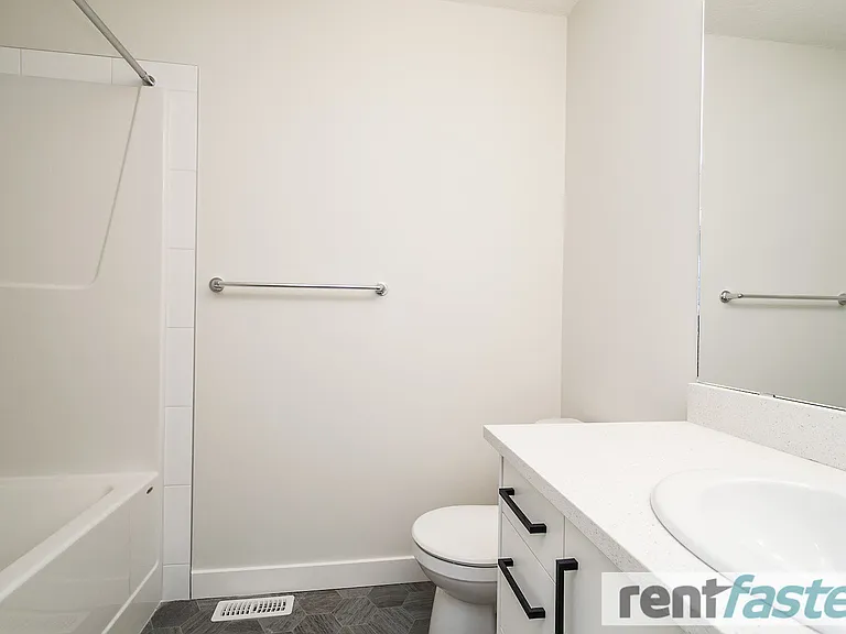 600 Bellerose Dr — Photo 21