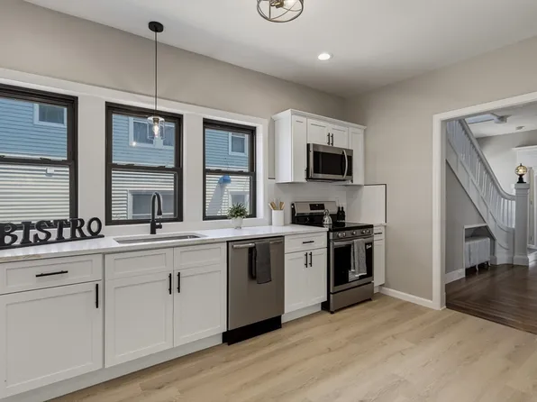 61 W Glen St, Holyoke, MA 01040