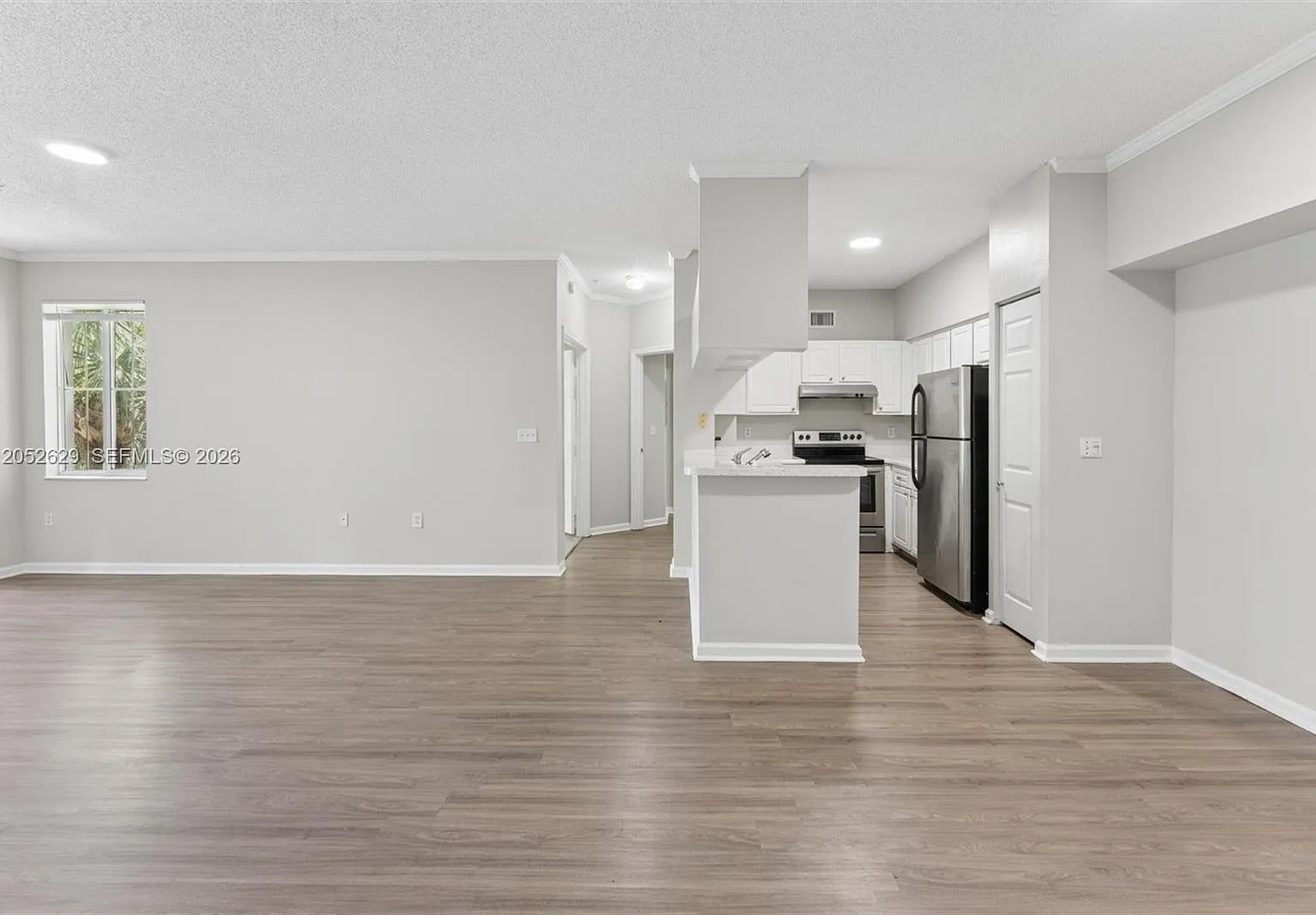 Palms Point Condo — Photo 1
