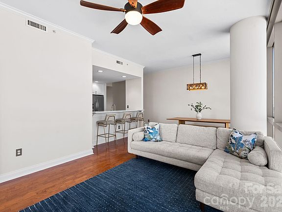4th image of 315 Arlington Ave Unit 1601