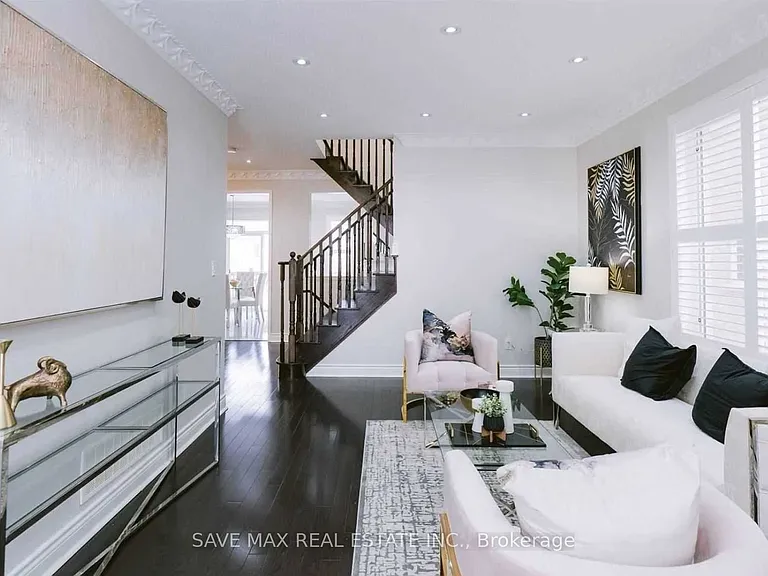 162 Ted Miller Cres — Photo 2
