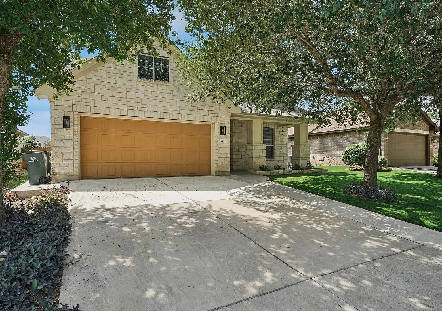 Massive 4 Bedroom, 2.5 Bathroom home in Blanco Vista - astro turfed front yard — Photo 1