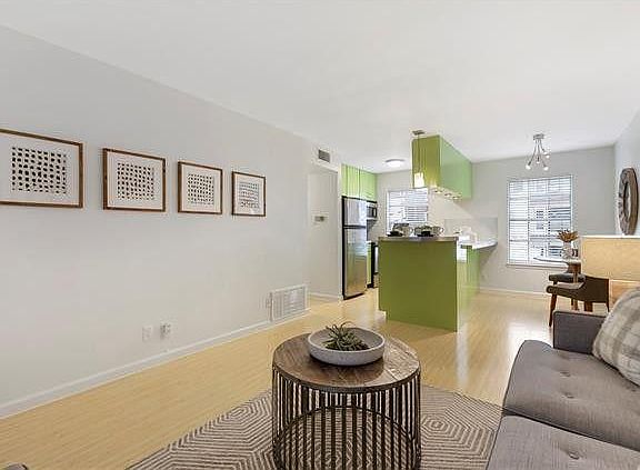 3rd image of 300 Crockett St APT 210