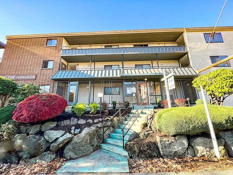 Annaron Apartments — Photo 46