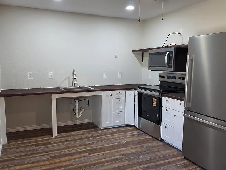 218 W 9th St #1B — Photo 2