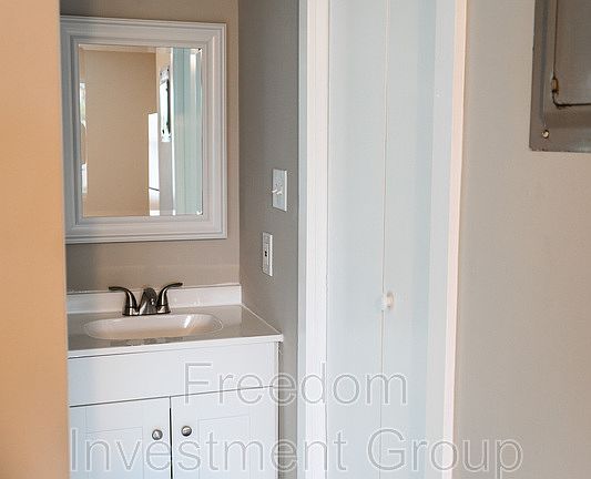 4th image of 2311 Holbrook Dr APT 1