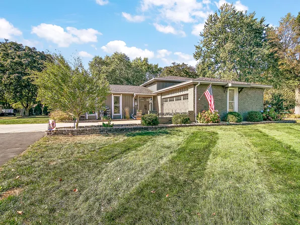 656 Mary Ln, Saint Anne, IL 60964