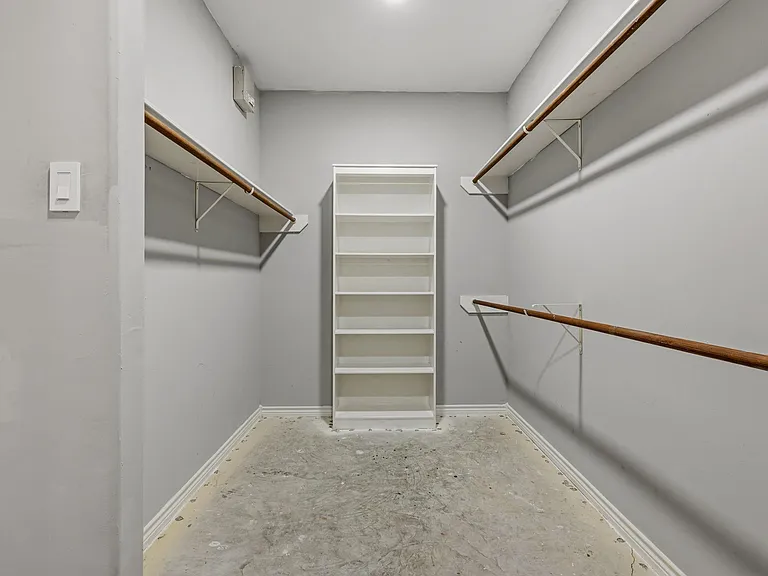 909 Katie Ln — Photo 29