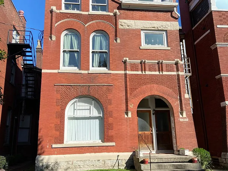 1211 — Photo 1