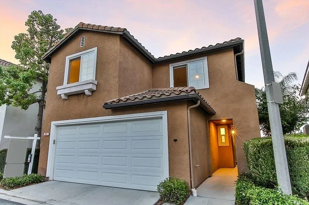 3 bed, 2.5 bath, 1500 sqft, $4,200 — Photo 1
