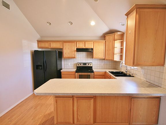 4th image of 528 La Salle Dr