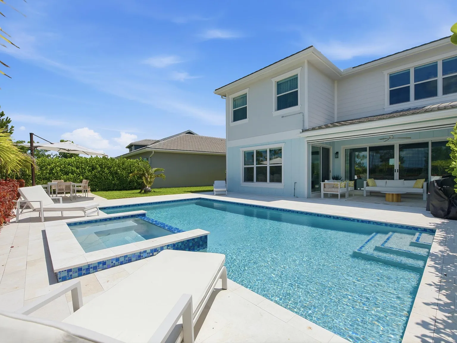 5 bed, 5.0 bath, 3297 sqft, $8,900 — Photo 2