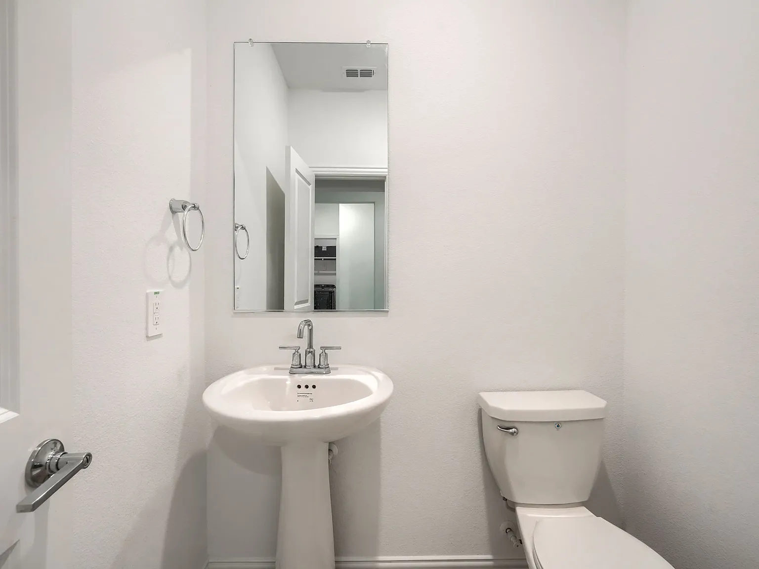 5 bed, 4.5 bath, 3398 sqft, $3,200 — Photo 3