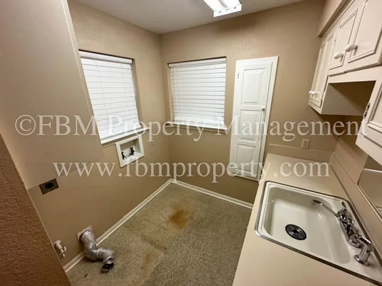 900 Dobbins Rd — Photo 19