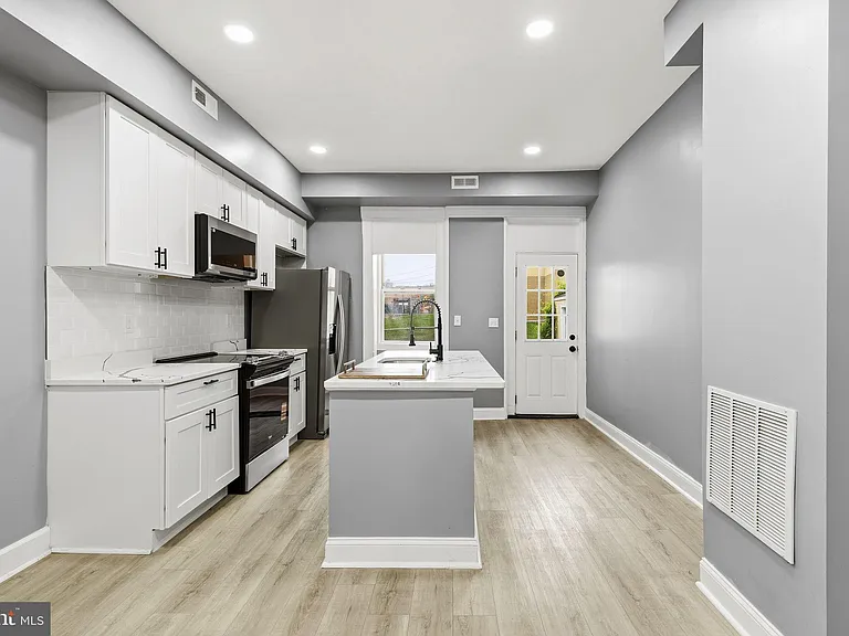1651 Darley Ave — Photo 6