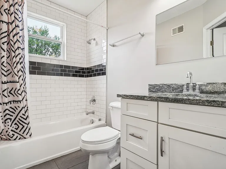 2nd Full Bathroom (2nd Floor)
