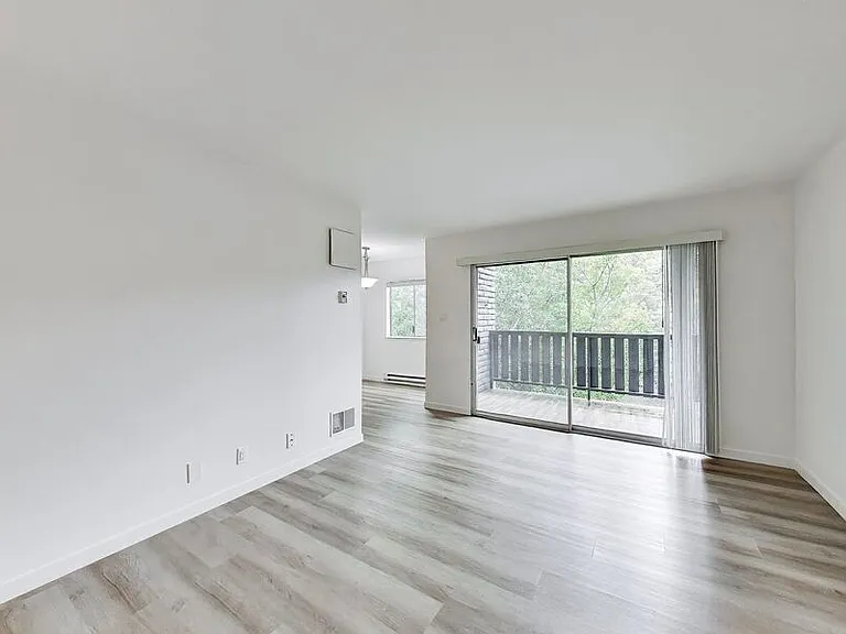 1015 Continentals Way — Photo 5
