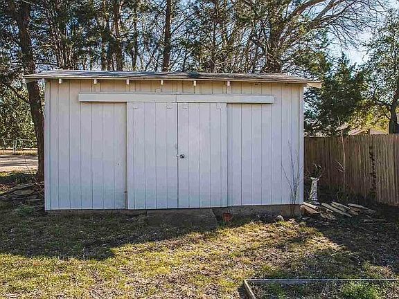 5th image of 703 Sherwood Dr