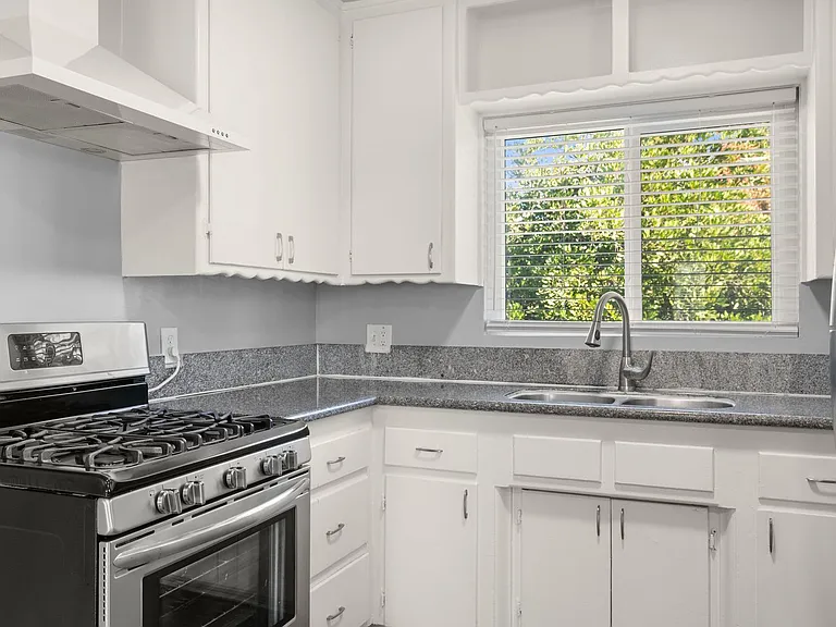 1577 Pine Avenue — Photo 13