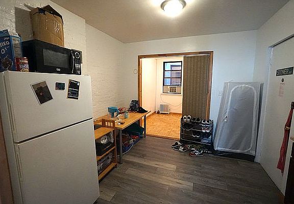 5th image of 261 E 10th St APT 9