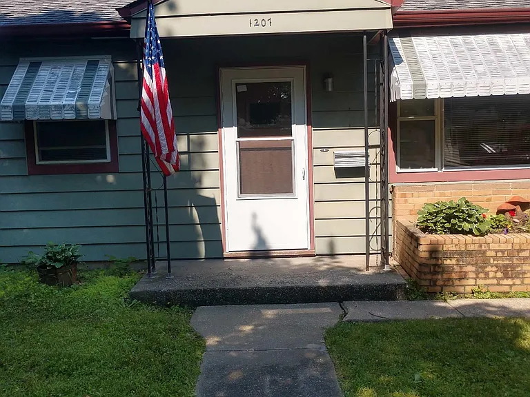 1207 Ash St — Photo 1