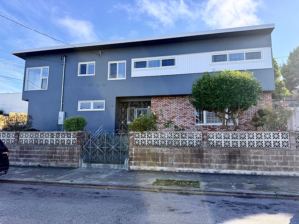 Front entry with an enclosed front yard