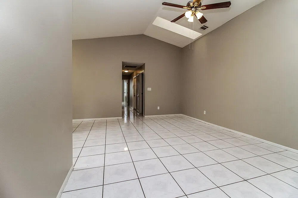 3 bed, 2.0 bath, 1704 sqft, $4,010 — Photo 4