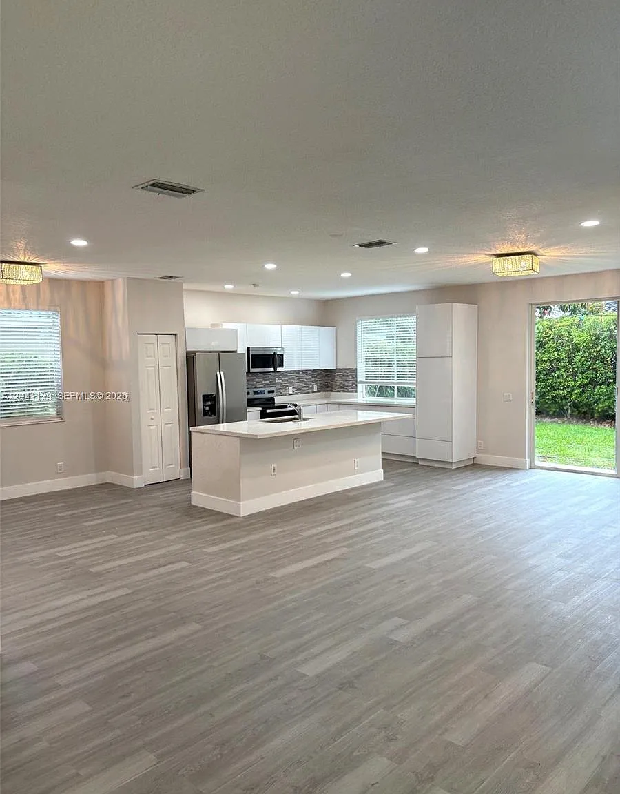 Sectors 3 & 4 Boundary Pl — Photo 3