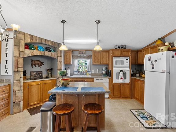 3rd image of 135 Basswood Dr