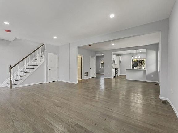 3rd image of 29 Lord Ave