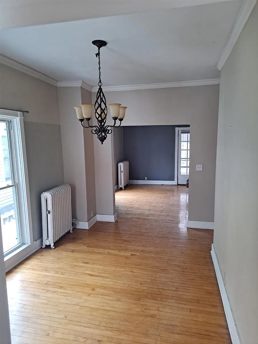 Building Photo - 626 7th St SE #1