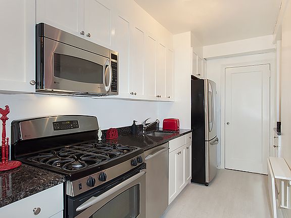 4th image of 433 E 51st St #6F