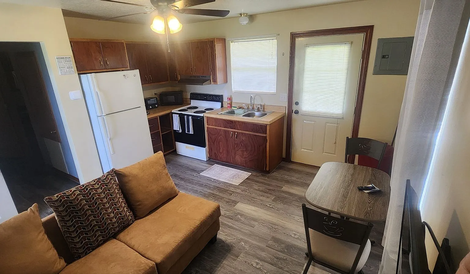 Fully furnished 1 bedroom 1 bathroom cottage — Photo 3