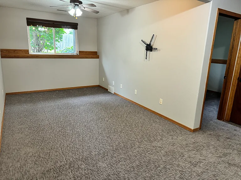 630 N James Ave — Photo 9