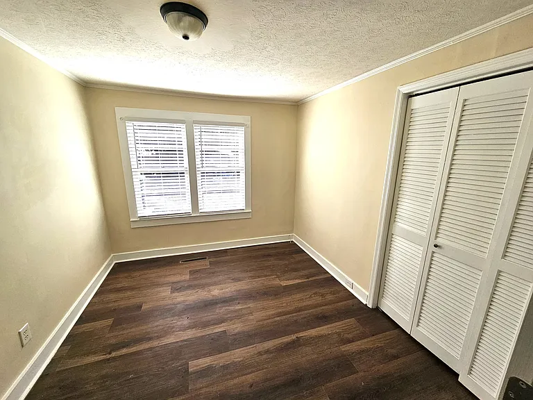 438 Thompson St — Photo 12